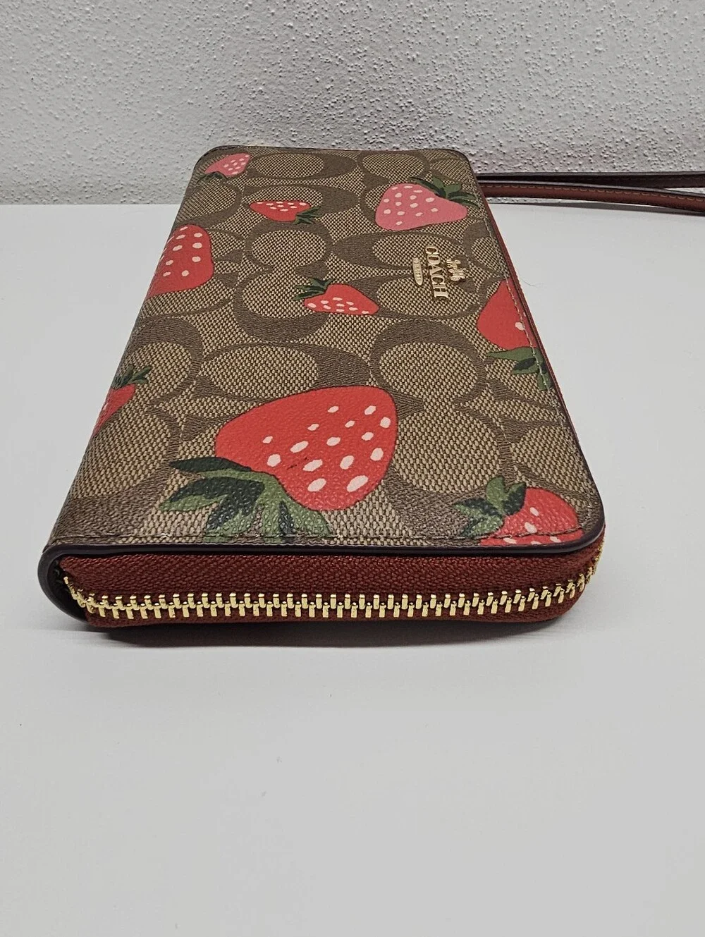 NWOT Coach Strawberry Print Signature Zip Wallet Wristlet - Red/Brown